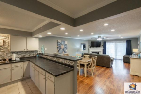 2BR Updated Condo - Close to the Strip - Stairs Required - 2 Pools - FREE TICKETS INCLUDED - FHE-3